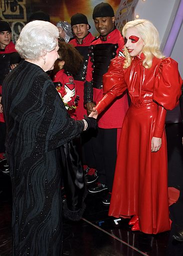 Lady GaGa u... Królowej Elżbiety! (ZDJĘCIA!)