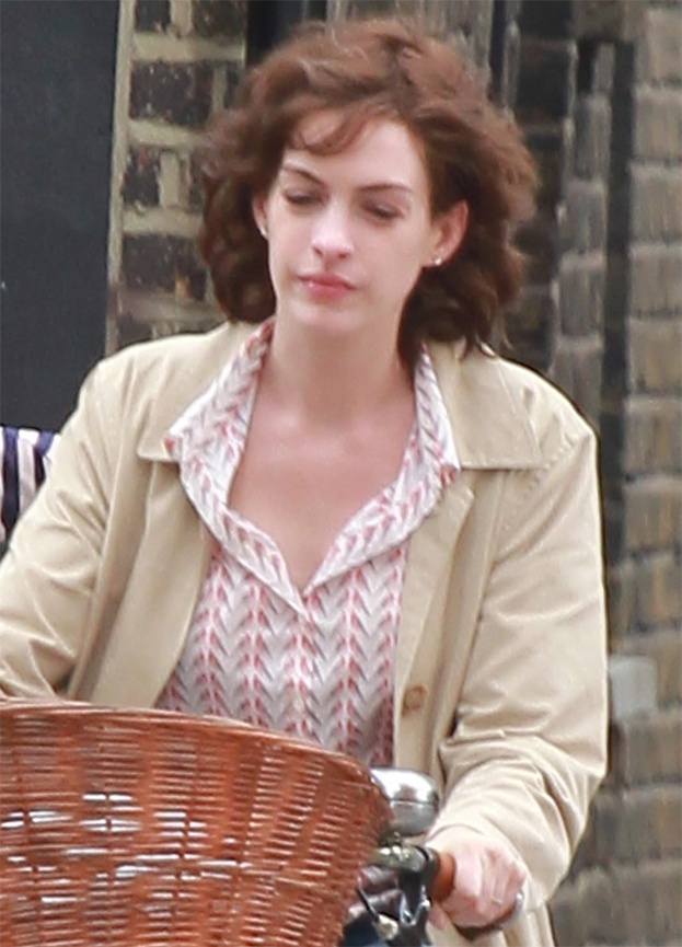 Anne Hathaway wjechała rowerem pod ciężarówkę! (ZDJĘCIA!)