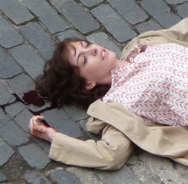 Anne Hathaway wjechała rowerem pod ciężarówkę! (ZDJĘCIA!)