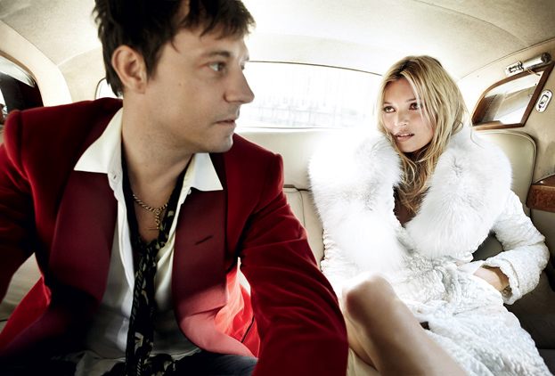 Ślubna sesja Kate Moss! (W SUKNI OD FASZYSTY)